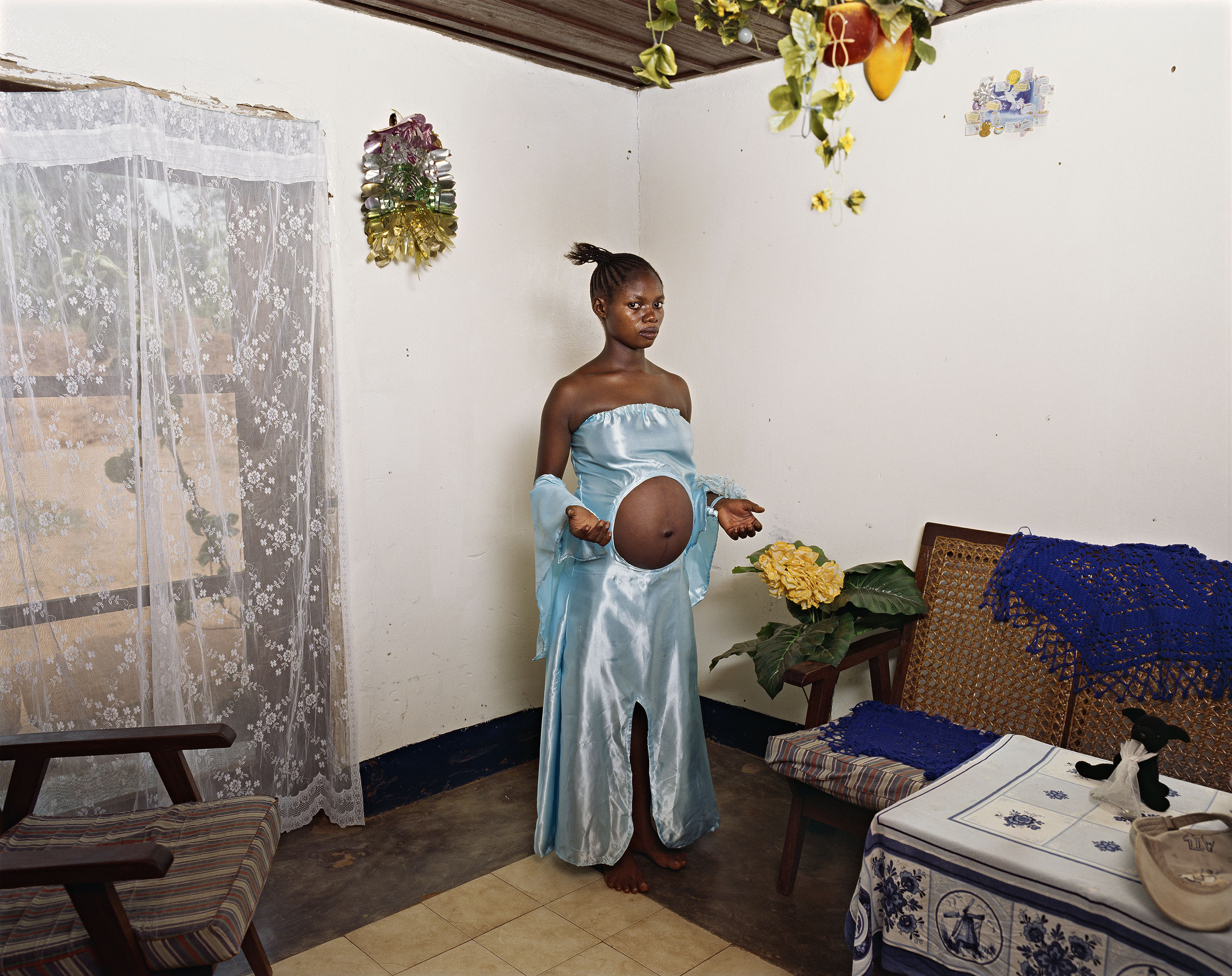 Lawson_Mama-Goma_2014 Deana Lawson. Mama Goma, Gemena, DR Congo, 2014 © Deana Lawson. Courtesy of Rhona Hoffman Gallery, Chicago.