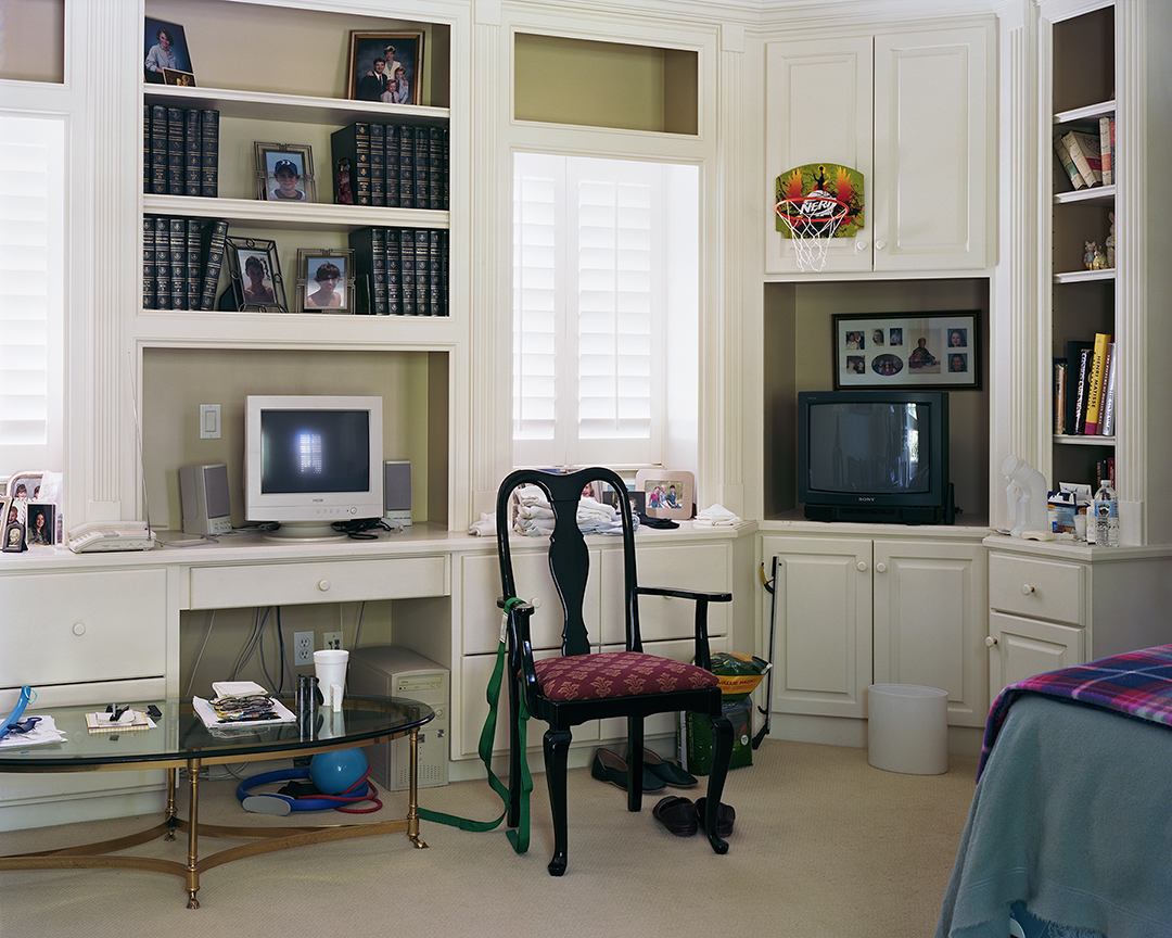 3300KFDPRW=0.40 GW=0.40 BW=0.40 RB=9.99 GB=9.99 BB=9.99S3400 Michael Patrick O'Brien "Papa’s Room After He Died" 2016/2017 inkjet print
32" x 40"